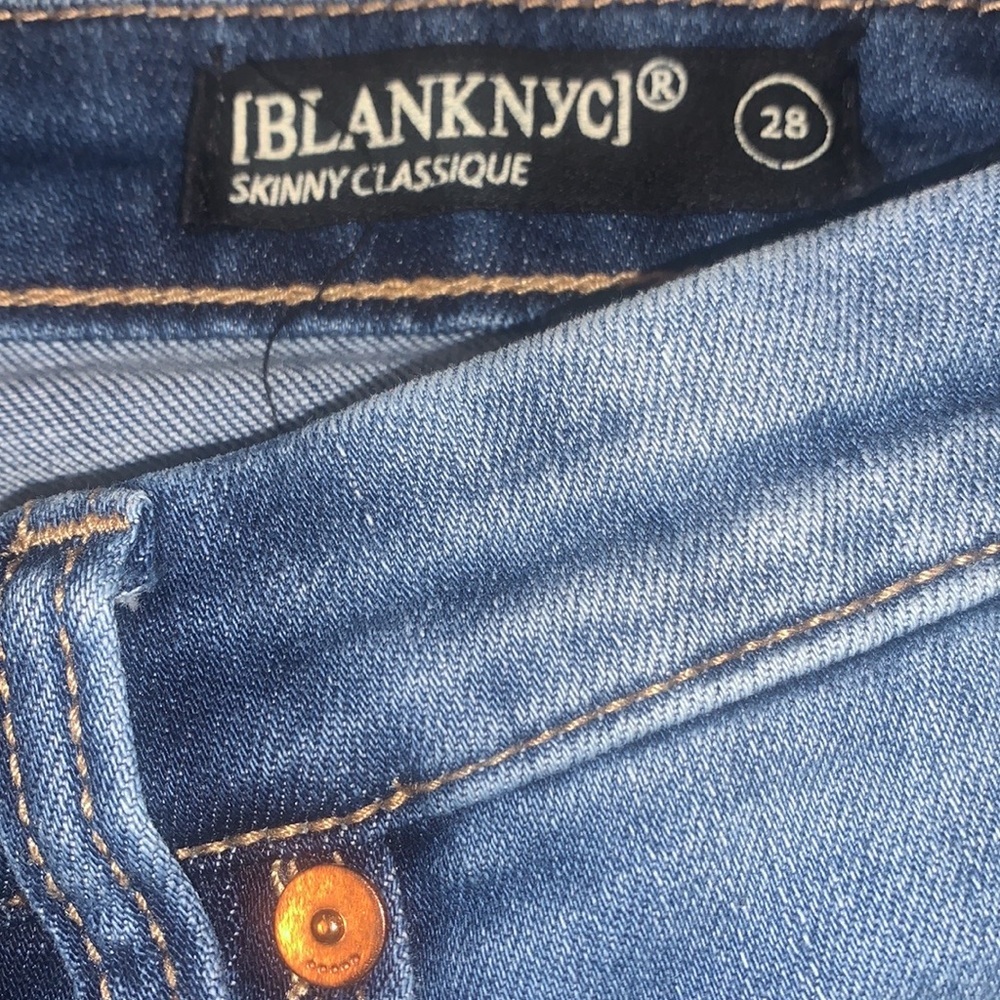 Blank NYC Skinny Classique Cropped Frayed/Jagged Hem Size 28 Medium Wash - Picture 11 of 15